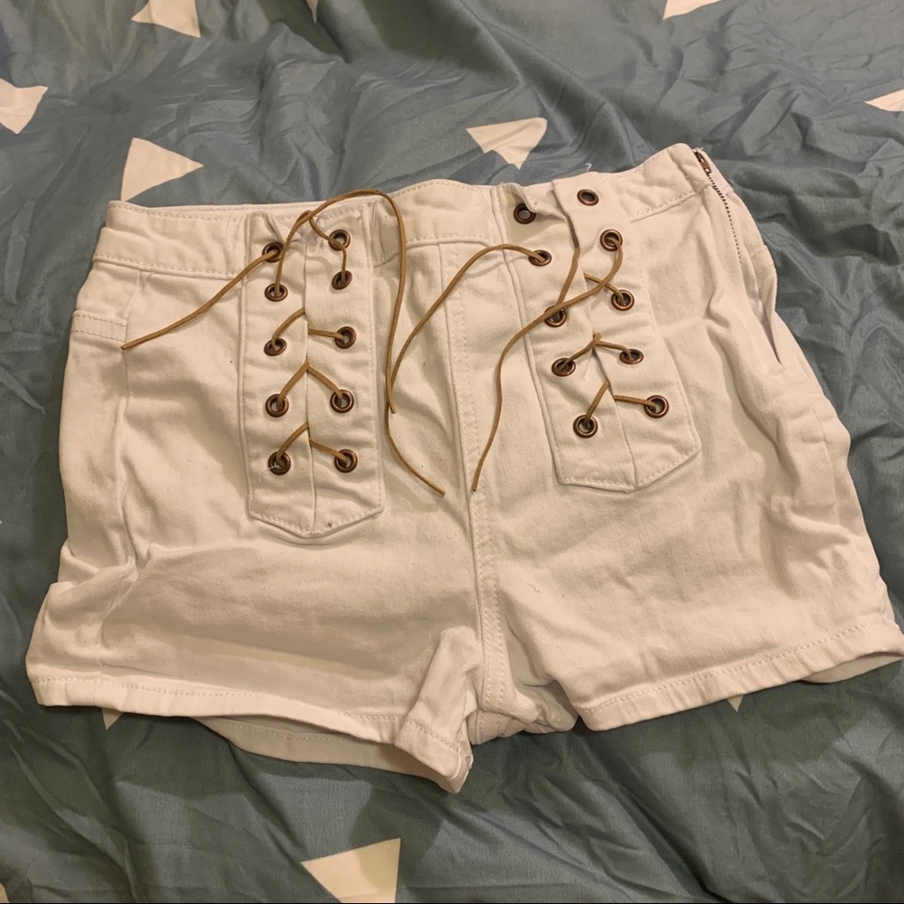 NWOT Cotton On side zip white shorts